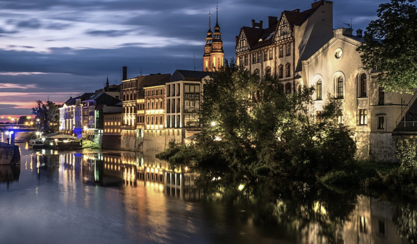Lokalizacja inwestycji zapewnia doskonałą  komunikację z centrum miasta oraz szybki  dostęp do obwodnicy.